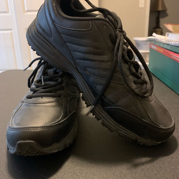S-26 Women’s size 10W Fila Slip resistant Work Shoe - Picture 1 of 9